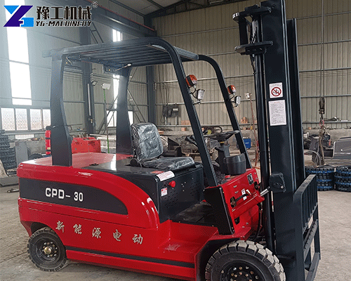 3 ton electric forklift lifting pallets to high warehouse shelves