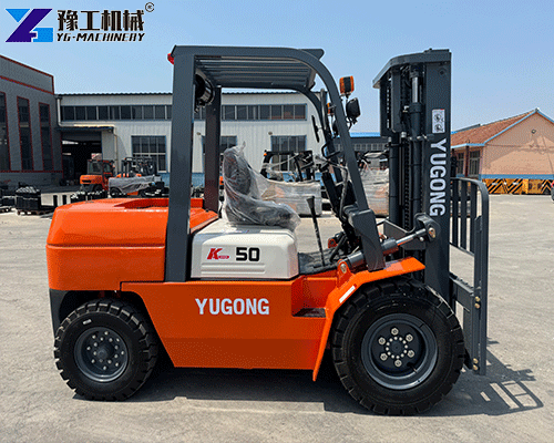 5 ton Industrial diesel forklift operating outdoors