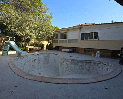 Dubai swimming pool bottom coating before display